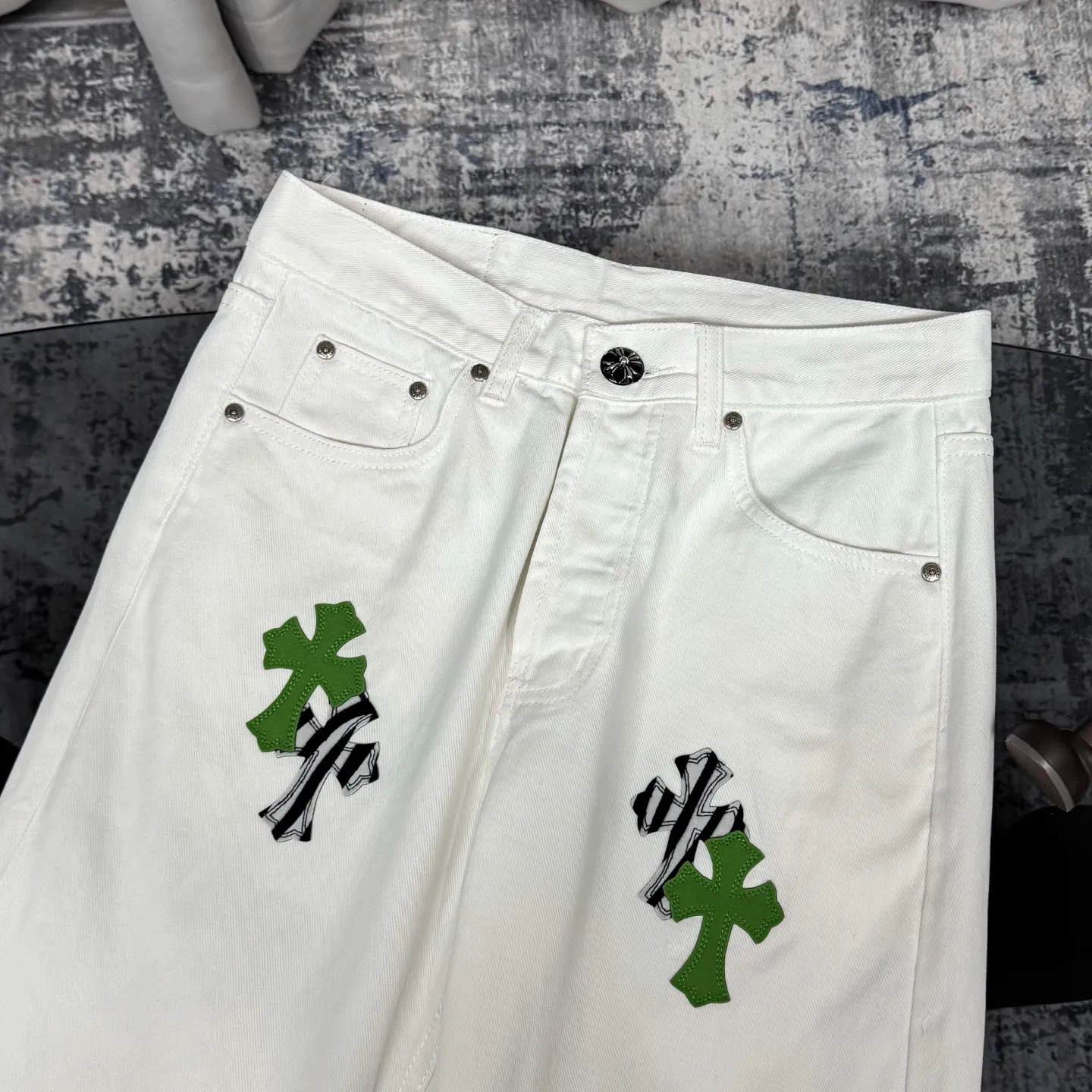 P250 Chrome Hearts CH Miami white and green limited edition cross patch leather jeans. Original purchased and printed. Really restores the ultimate texture of Vintage. Special Italian cowhide print and cut. Customized sheepskin three-layer thick line leather. The whole body is spliced in heavy water washing process. Craftsmen hand-splash ink. You can see the details. Three-dimensional cutting version. Loose and comfortable. Not picky on the figure. Makes you taller and slimmer. Factory Seiko. Original quality control. Same style for men and women. Can be matched with couples. Versatile recommendation. Necessary jeans for all seasons Color: white and green Size: S-XL (corresponding to 28-34)